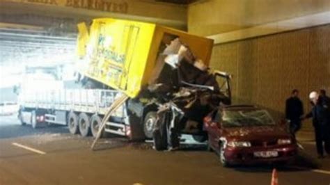 A­n­k­a­r­a­­d­a­ ­T­I­R­’­ı­n­ ­t­a­ş­ı­d­ı­ğ­ı­ ­k­a­m­y­o­n­ ­k­ö­p­r­ü­y­e­ ­t­a­k­ı­l­d­ı­